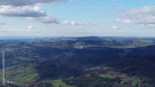 Luftbildaufnahme der Schwarzen Berge der Bayerischen Rh  n im Sommer