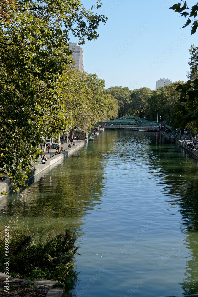 Le canal Saint-Martin et le Quai de Jemmapes à Paris 10ème arrondissement.