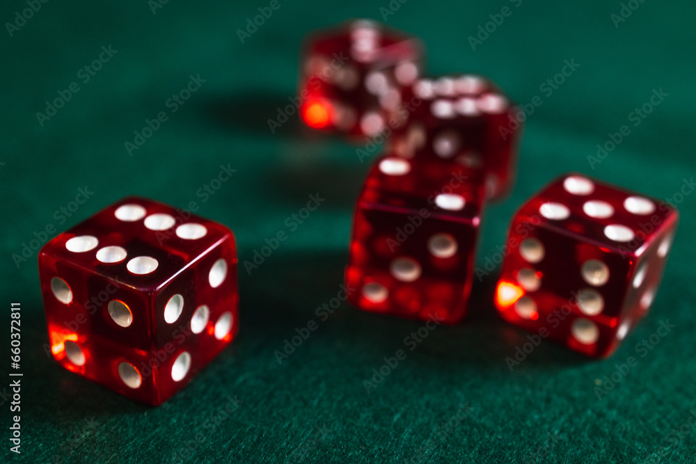Rote Würfel auf Spielmatte Rote Würfel auf Spielmatte