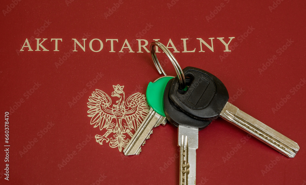 Klucze do mieszkania leżą na polskim akcie notarialnym - obrazy, fototapety, plakaty 