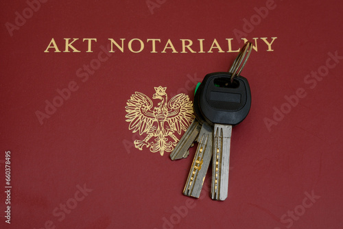 Kupno mieszkania, klucze leżą na umowie akcie notarialnym photo
