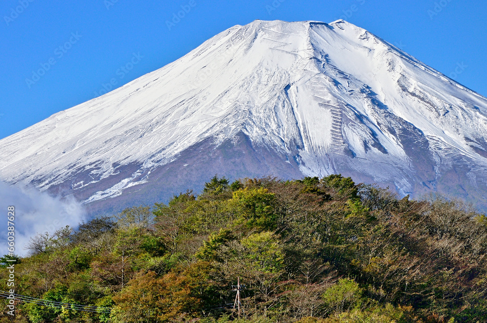 道志山塊の平尾山より望む富士山と大平山
