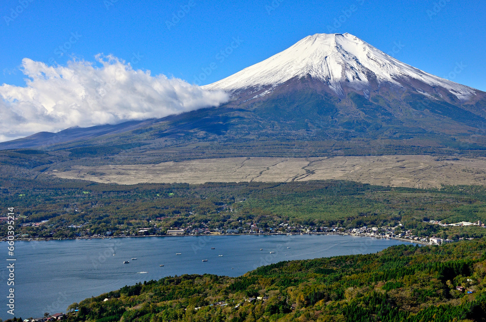 道志山塊の大平山山頂より雪化粧した富士山と山中湖
