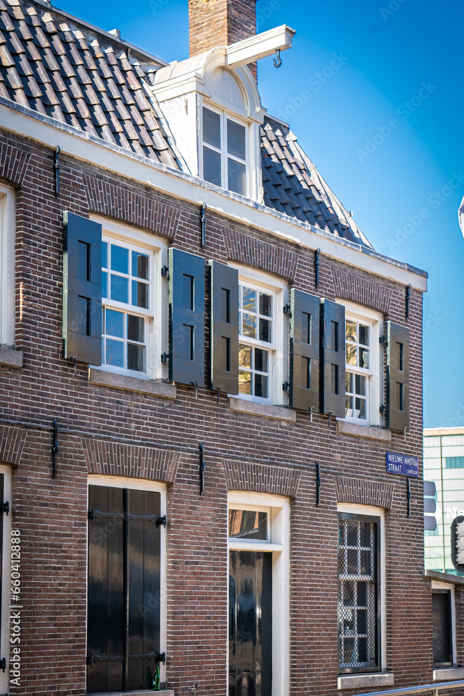 Obraz premium Windows in beautiful white frames against a brick wall