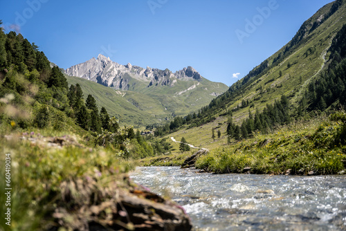 Fototapeta Naklejka Na Ścianę i Meble -  Wandern im Ahrntal in Südtirol
