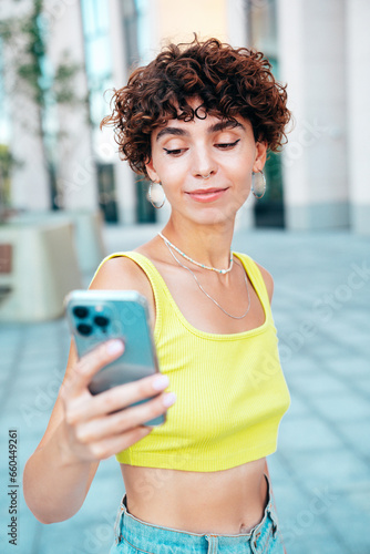 Fotografía Young beautiful smiling hipster woman in trendy summer clothes