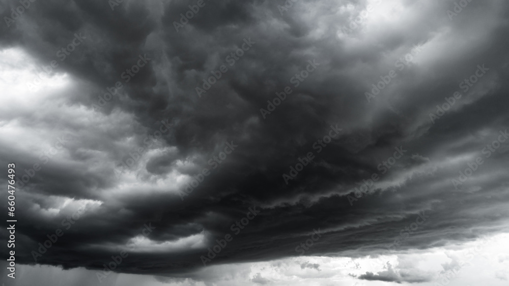 Obraz premium dark clouds make sky in black. Heavy rain thunderstorm . Pattern of clouds overcast predict tornado, Hurricane or thunderstorm and rainy.