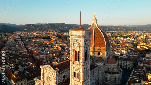 Fotografia Aerial close view of the Florence Cathedral (Duomo di Firenze) at sunset, Italy