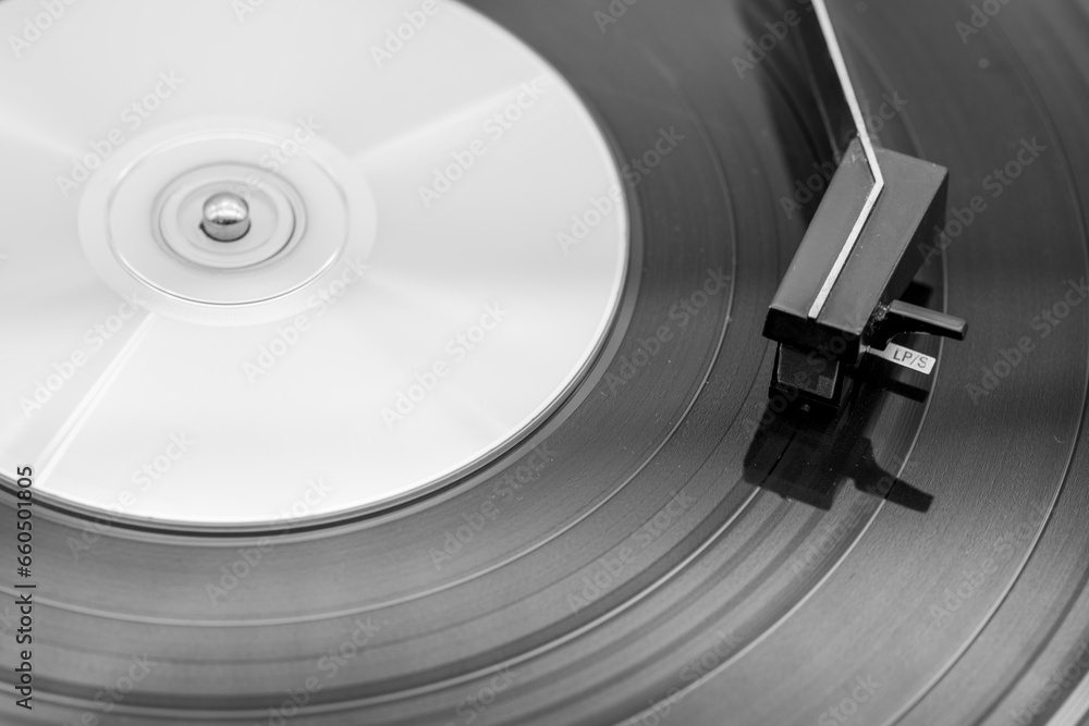Detalle de los microsurcos de un disco de vinilo y el brazo de un viejo tocadiscos Detalle de los microsurcos de un disco de vinilo y el brazo de un viejo tocadiscos