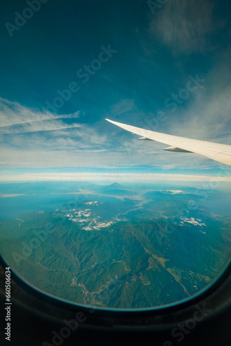 飛行機の窓と富士山