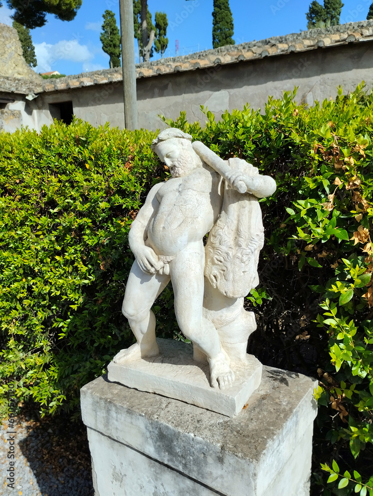 Obraz premium Roman-era statue unearthed amidst the excavations of Herculaneum.