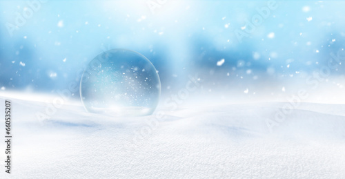 Glaskugel mit Schneeflocken in einer Schneedecke