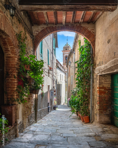 Scenic sight in the small village of Scrofiano, near Sinalunga. Province of Siena, Tuscany, Italy.