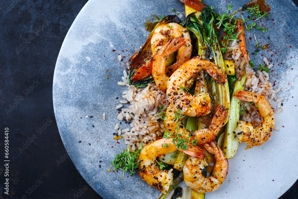 Traditionelle thailändische gebratene Riesengarnelen mit asiatischem ...