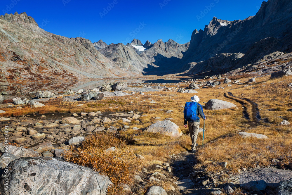 Naklejka premium Hike in autumn season