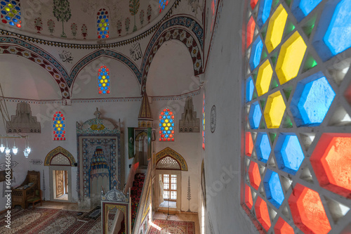 Mostar, Meczet Koski Mehmed Pasha Mosque. Wnętrze meczetu, zdobienia , malowidła, żyrandol, ołtarz witraże, dywany photo