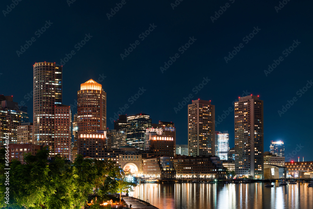 Obraz premium Panoramic city view of Boston Harbour and Seaport Blvd evening and night time, Massachusetts. An intellectual, technological and political center.