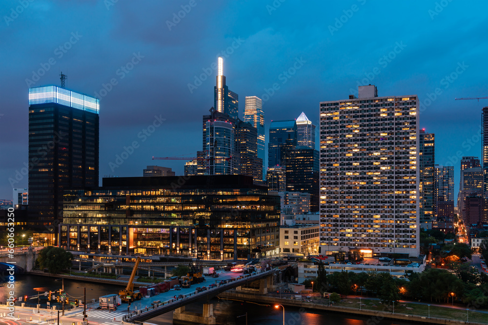 Fototapeta premium Aerial panoramic city view of Philadelphia financial downtown, Pennsylvania, USA. Chestnut Street Bridge and Market Bridge over Schuylkill River at night time. The economic and cultural center