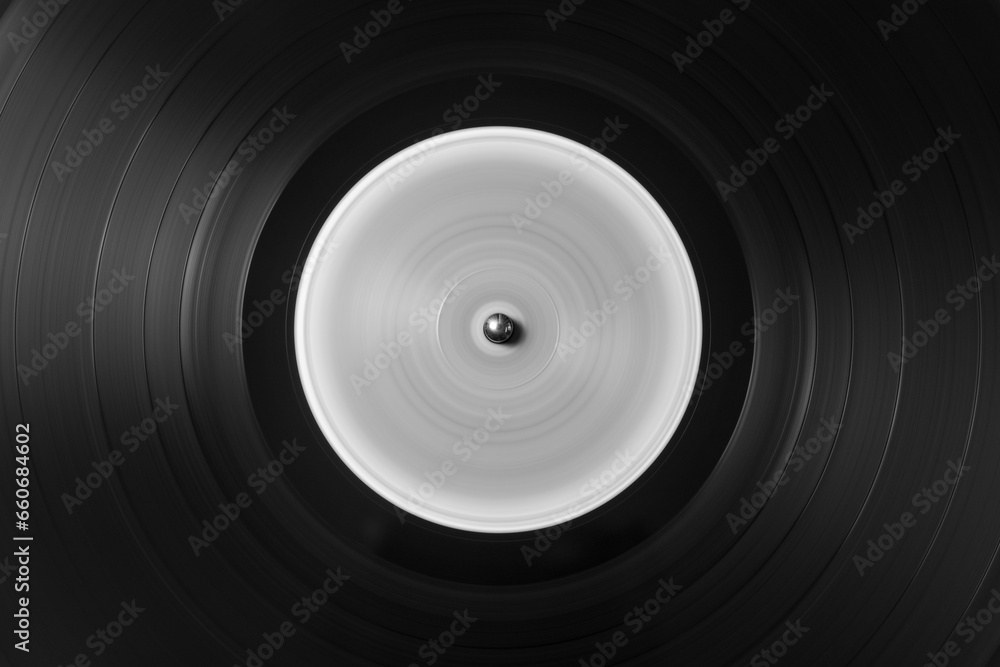 Detalle de los microsurcos de un antiguo disco de vinilo en movimiento, en  blanco y negro - obrazy, fototapety, plakaty 