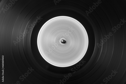 Detalle de los microsurcos de un antiguo disco de vinilo en movimiento, en  blanco y negro photo