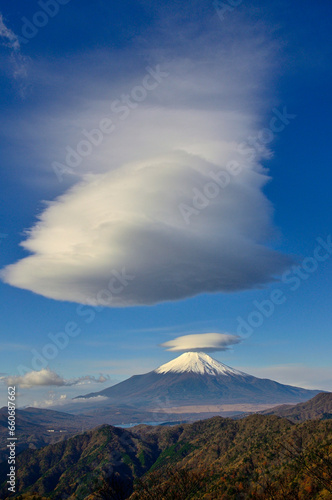 丹沢山地の菰釣山山頂より望む吊るし雲あらわる富士山 