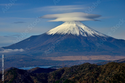丹沢山地の菰釣山山頂より望む笠雲かぶる富士山  © Green Cap 55