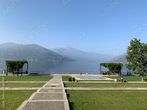 Tableau sur toile Stadt Luino See - Promenade / Italien am Lago Maggiore / See zwischen der Schwei