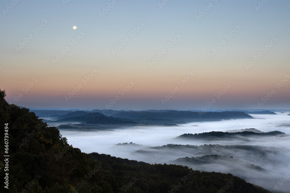 Obraz premium Full Moon and Fog in Mountains
