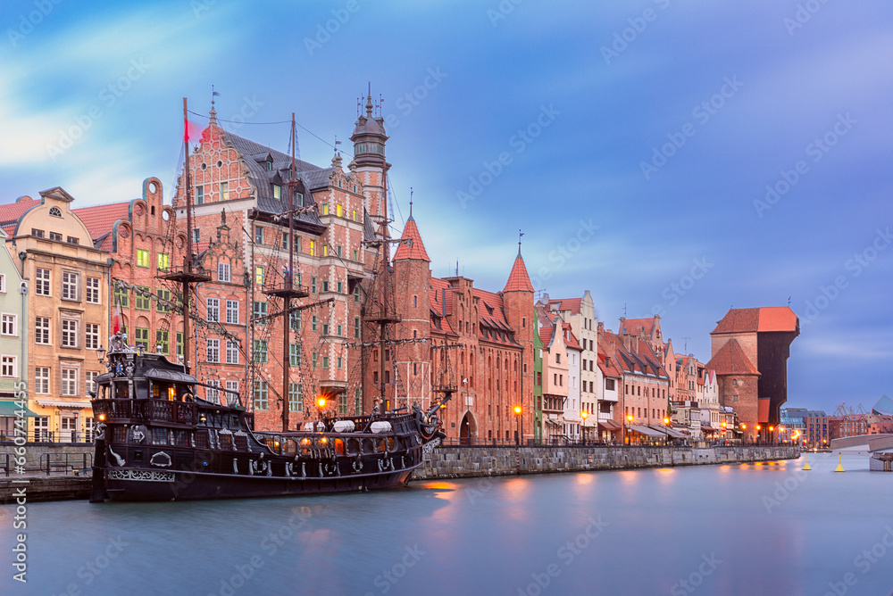 Obraz premium City embankment and facades of medieval houses in the old town on a sunny morning, Gdansk, Poland