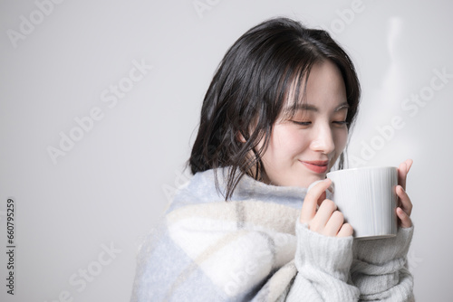 マグカップを持つ若い女性 冷え性や冬のイメージ