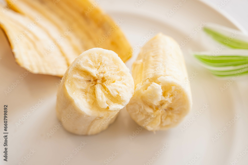 皿の上のちぎったバナナ