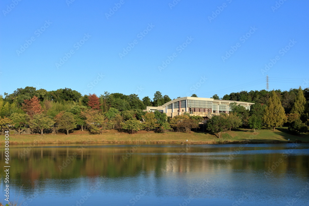 滋賀県 瀬田公園の池と体育館 滋賀県 瀬田公園の池と体育館
