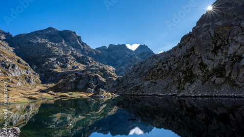 Fototapeta Naklejka Na Ścianę i Meble -  Paysage de montagne dans le Massif du Mercantour autour du Lac de la Fous en France en été dans les Alpes-Maritimes