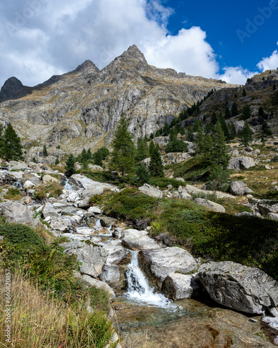 Paysage montagnard du Massif du Mercantour autour de la vallée de la Gordolasque en France dans les Alpes-Maritimes