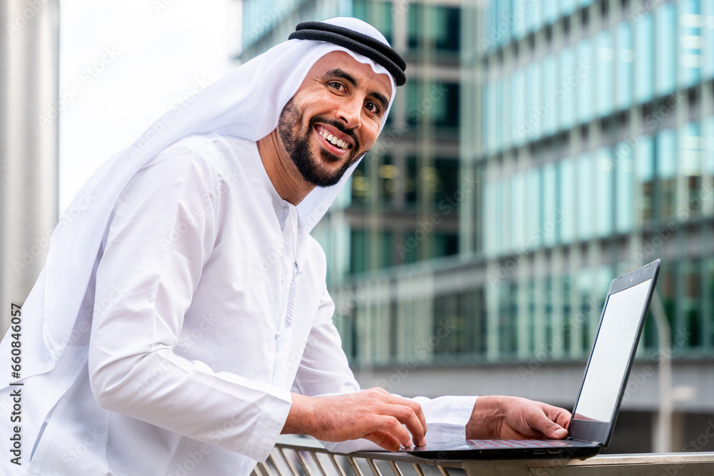 Φωτογραφία Arab middle-eastern man wearing emirati kandora traditional clothing in the city - Arabian muslim businessman strolling in urban business centre