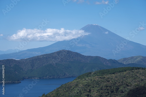 Fototapeta Naklejka Na Ścianę i Meble -  大観峰より初冠雪の富士山を望む