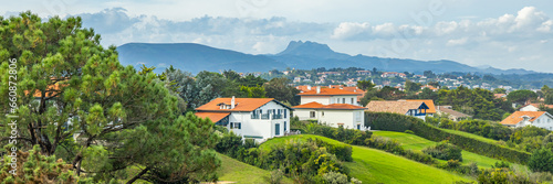 Foto Rural basque architecture and surroundings of the French town of Saint-Jean-de-L