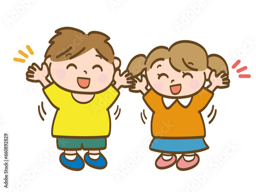 バンザイして大喜び_ハイタッチする男の子と女の子_小学生低学年_幼児