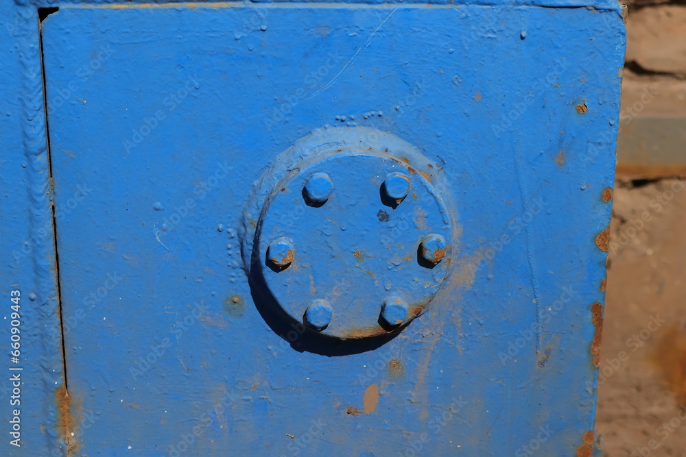 Round blue sheet metal and six screws Round blue sheet metal and six screws