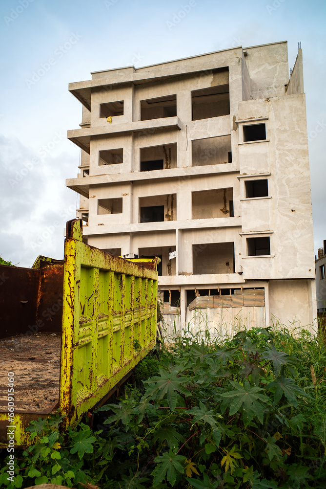 Immeuble en construction dans la banlieue de Dakar auSénégal en Afrique de l'Ouest Immeuble en construction dans la banlieue de Dakar auSénégal en Afrique de l'Ouest