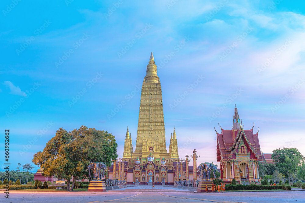 Obraz premium Sunset at Wat Mahathat Wachiramongkol (Wat Bang Thong) Thailand Krabi, Krabi Khlong Thom Temple 
