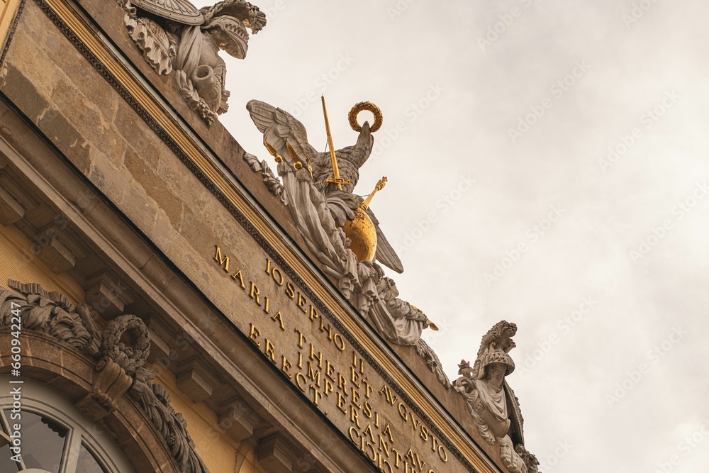 Obraz premium there is an architectural building that has two angel statues on top