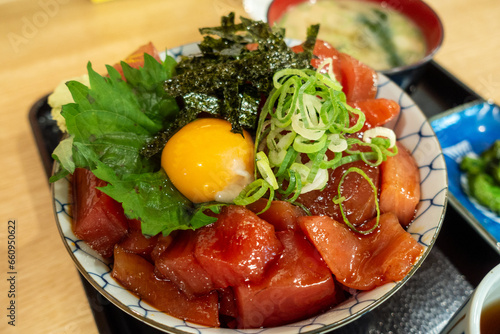 Konstfotografi 日本の和歌山県那智勝浦町のとても美味しいユッケ丼