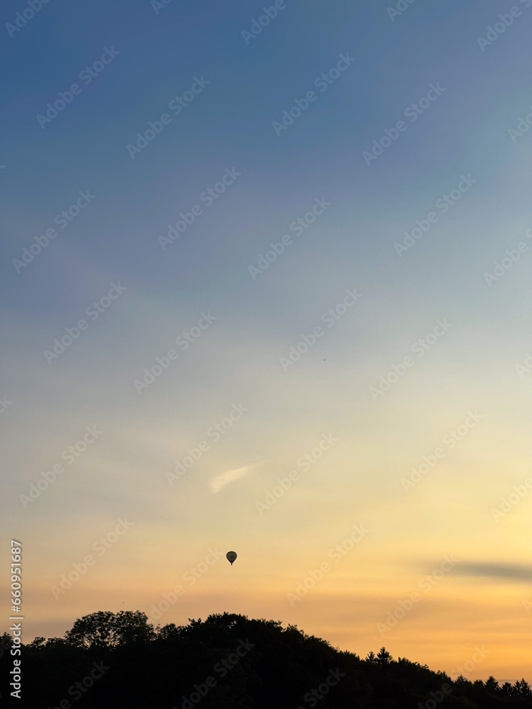 im Sommer im Ballon fliegen - Heißluftballon am Himmel am Abend