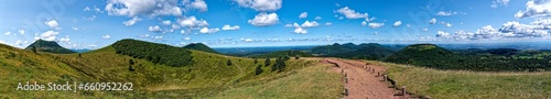 Panorama de la Chaîne des volcans d'Auvergne, France