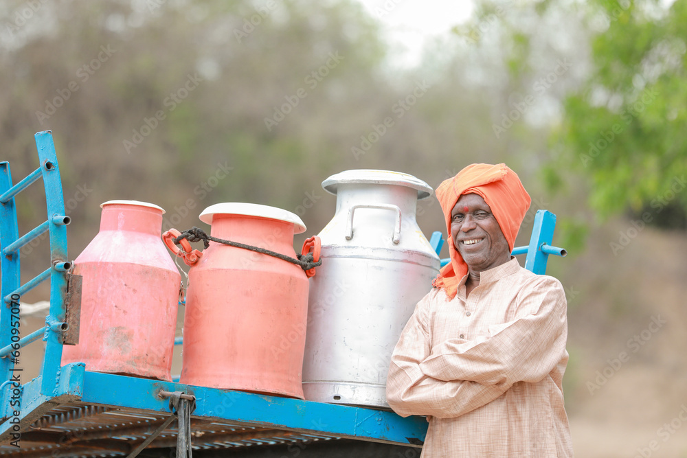 Obraz premium happy Indian farmer selling milk in farm