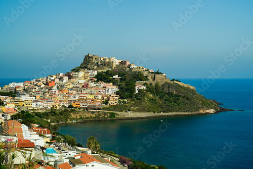 Il borgo medievale di Castel Sardo affacciato sullo spettacolare mare della Sardegna. Sardegna, provincia di Sassari. Italia