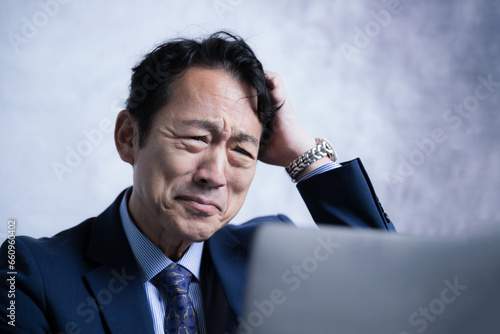Fotografia Close-up of a man looking at a computer and surprised by stocks, investments, the weak yen and strong dollar, job results, etc