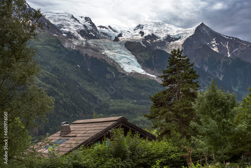 Le Mont-Blanc et le glacier des Bossons vus de Chamonix en Savoie 