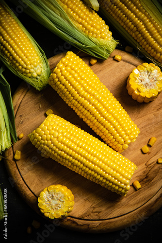 Fresh corn on cutting board.